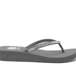 YELLOW BOX JELLO  GRAY CLEAR FLIP-FLOPS Rhinestones MEDIUM WIDTH NEW IN BOX